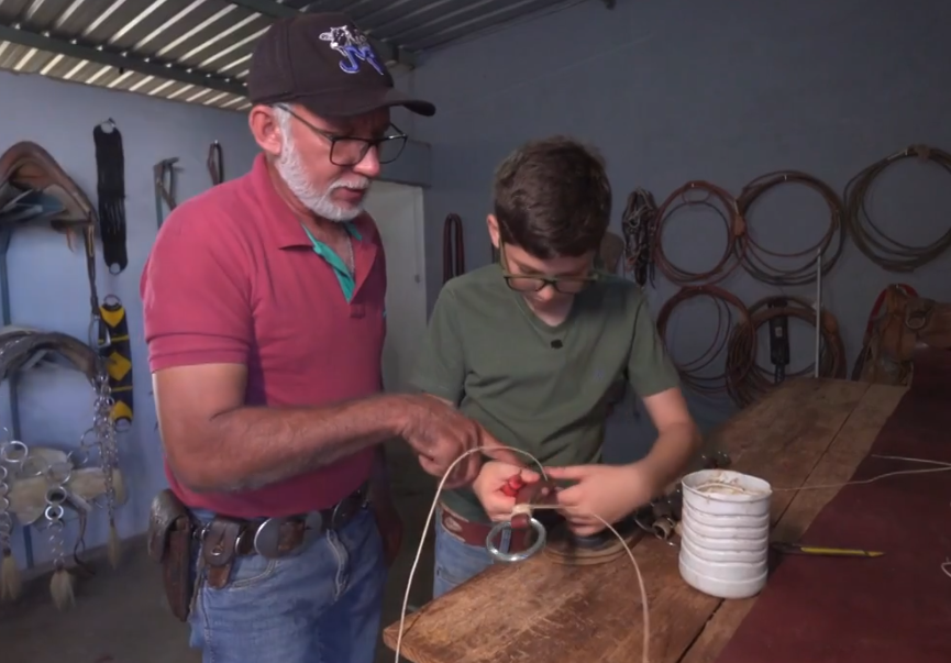 Jovem de 13 anos ganha destaque em Goiás com produção artesanal de peças em couro