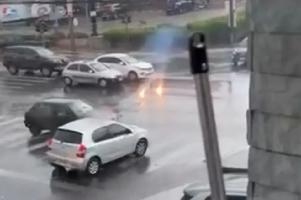Cabo de energia pega fogo na Avenida T-7 após explosão durante chuva em Goiânia
