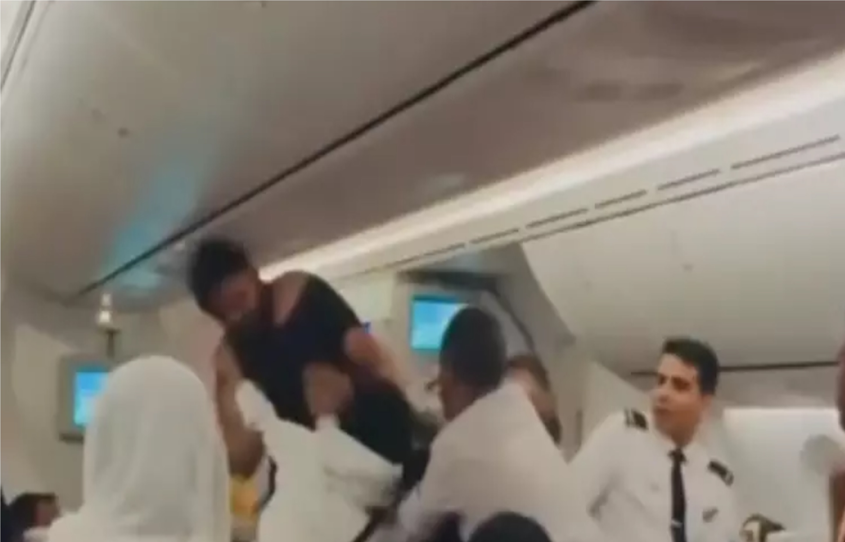 Confusão a bordo: passageiros trocam socos dentro de avião e vídeo da briga viraliza nas redes