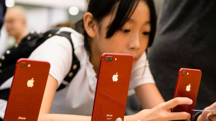 Chinesa convence cada um dos seus 20 namorados a Ihe dar um iPhone, vende os aparelhos e dá entrada em uma casa