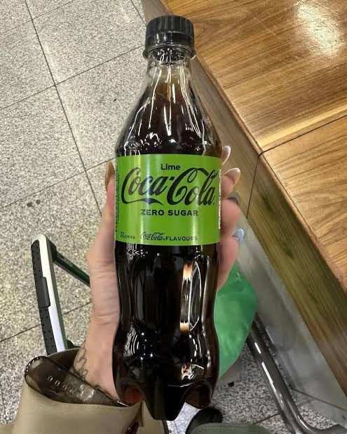 A Coca-Cola Zero Açúcar Lime traz uma variação da tradicional Coca-Cola Zero, acrescentando ao refrigerante um toque cítrico de lima. A versão já está disponível em países como Reino Unido, Portugal, Suécia, Austrália e Turquia, entre outros mercados. A proposta combina o sabor característico da Coca-Cola Zero com uma nota cítrica, resultando em uma opção diferente para quem gosta de experimentar novas versões do refrigerante