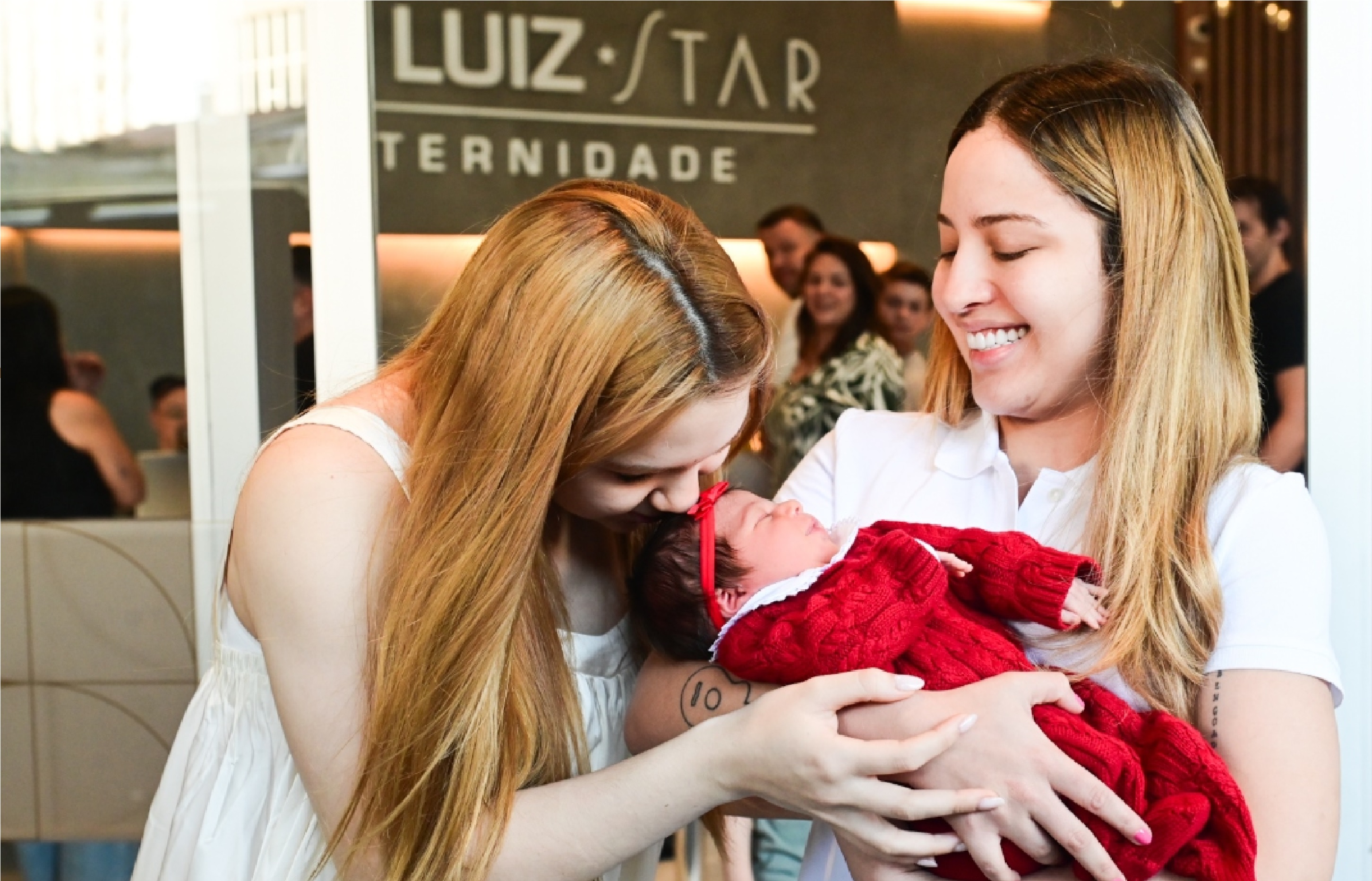 Mari Fernandez e Júlia Ribeiro deixam maternidade com a filha Isabela nos braços