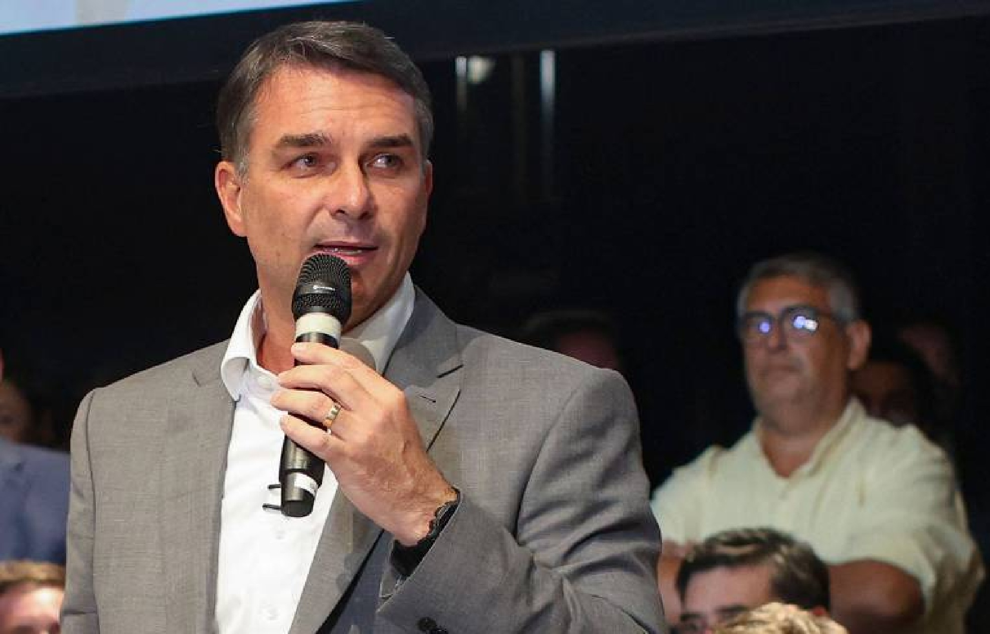 Flávio Bolsonaro estuda plano de cortes que pode limitar reajustes de aposentadorias e reduzir verbas para saúde e educação